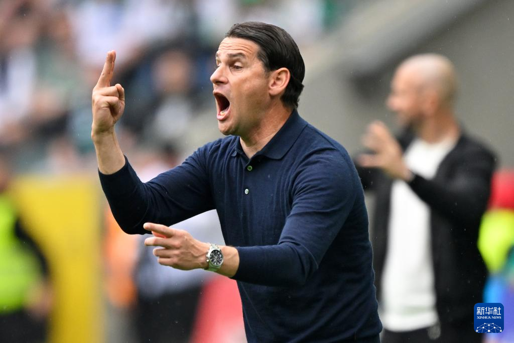 门兴格拉德巴赫训练开放日；转会期止住颓势引观众欢呼；荷甲在即；赛季目标并未改变的简单介绍