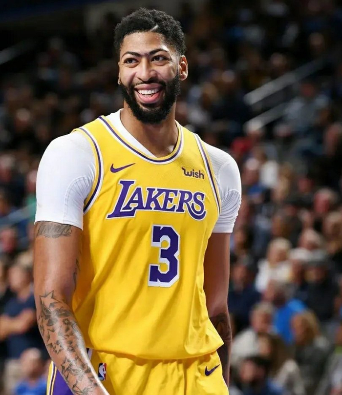 天博体育- C9观众热烈欢呼！，浓眉哥迎来七赛季出色发挥赛场气氛高涨