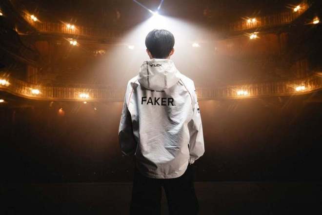 包含Faker迎来二十赛季高光表现，C9球迷沸腾！的词条