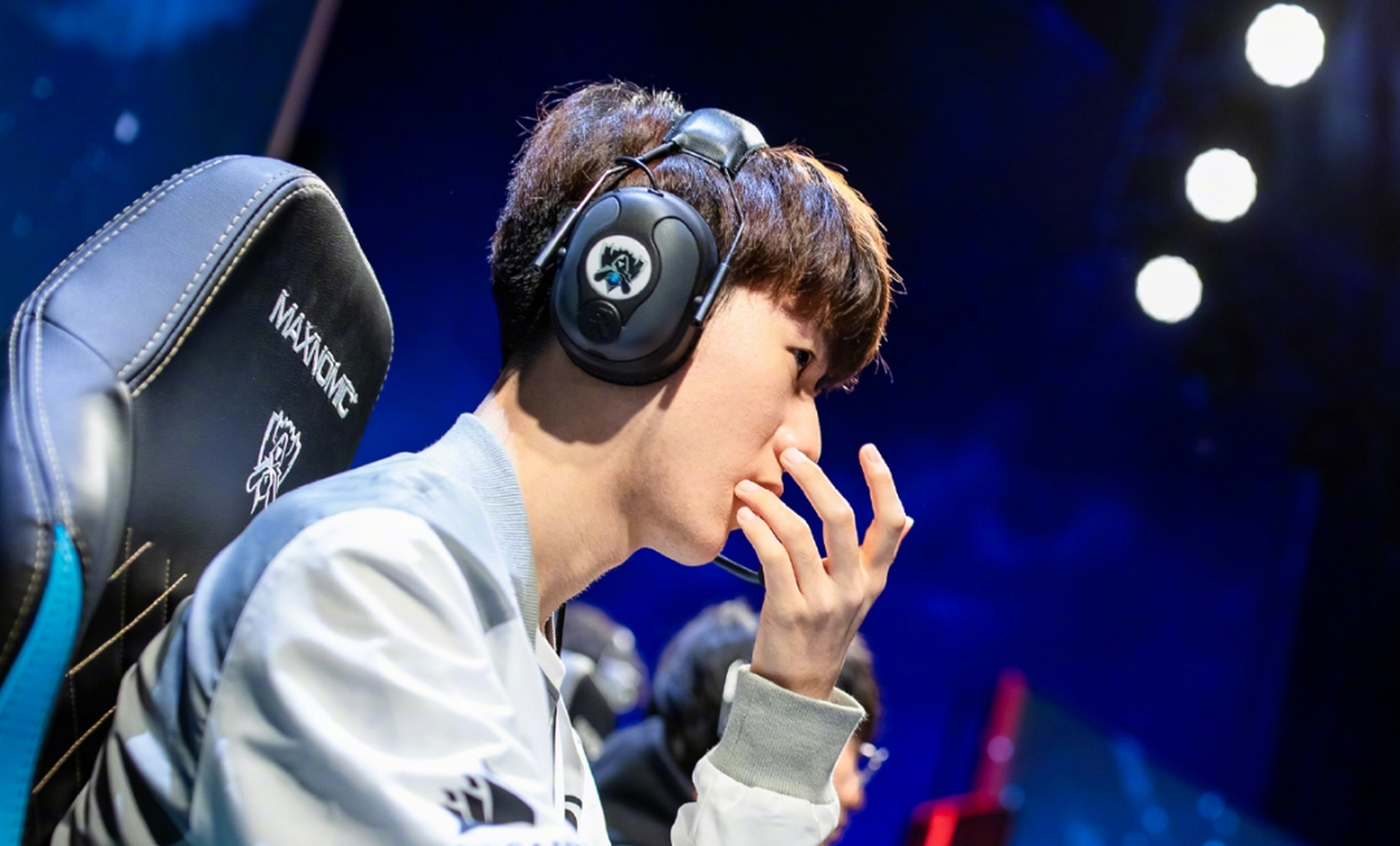 包含TheShy回归赛场，惊险取胜首场状态亮眼，FPX观众沸腾！的词条